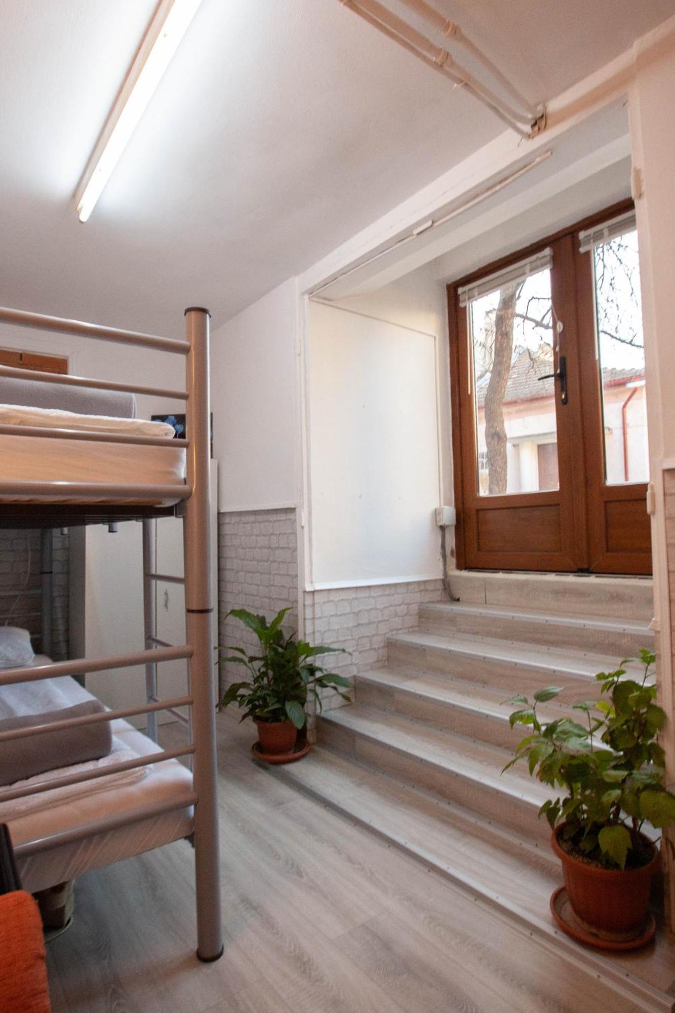 Oradea Central Hostel Экстерьер фото